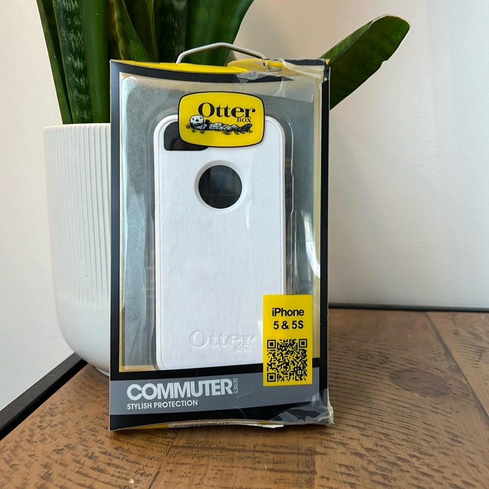 New - OtterBox Commuter for iPhone 5 / 5s